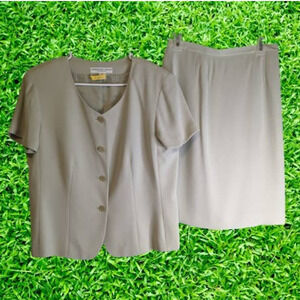 Josephine Chaus 10 soft green, silk, lined suit. Fall, Office, travel. stunning